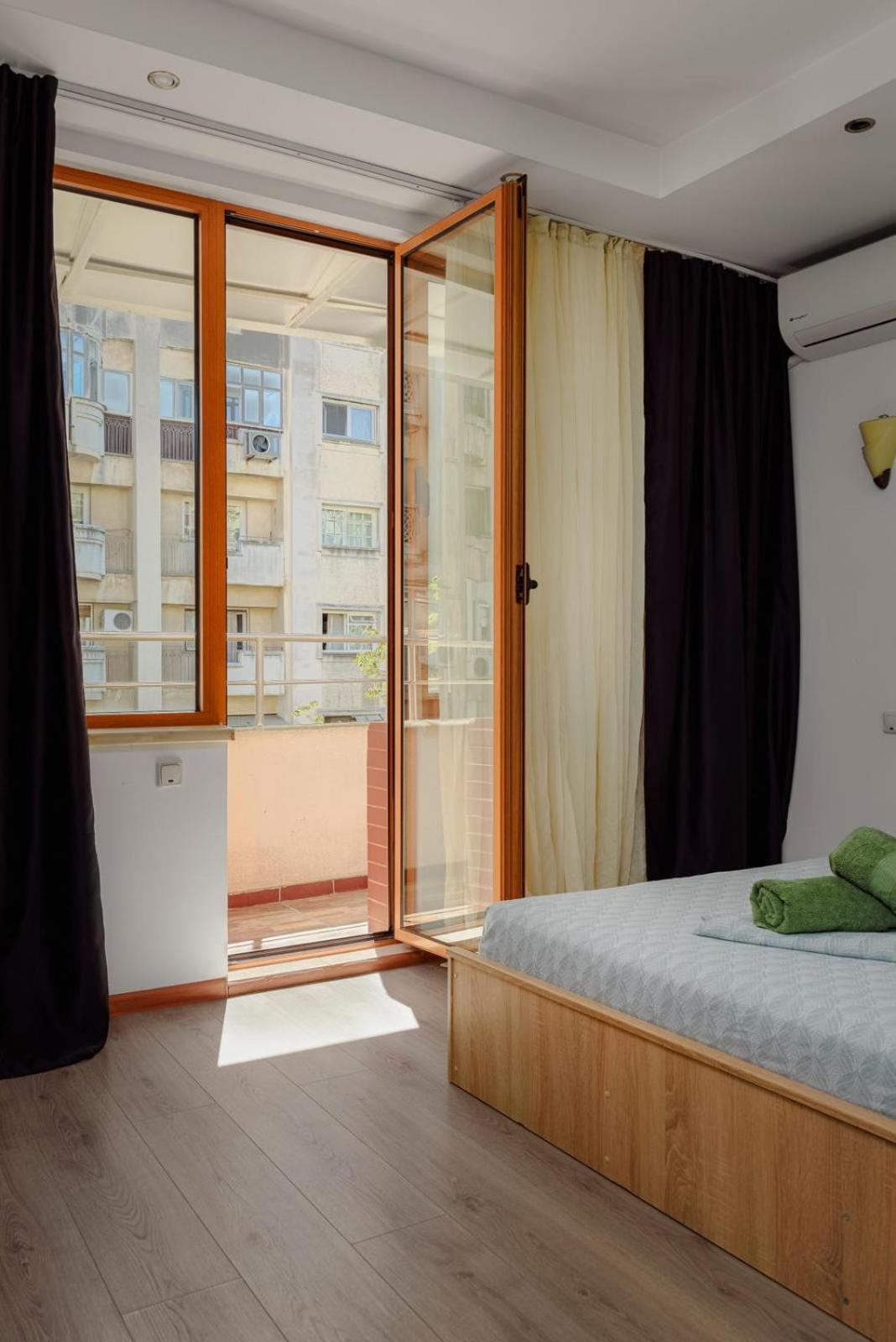 Heart Of Downtown 3 Rooms Apartment Self Check In Bukarest Kültér fotó